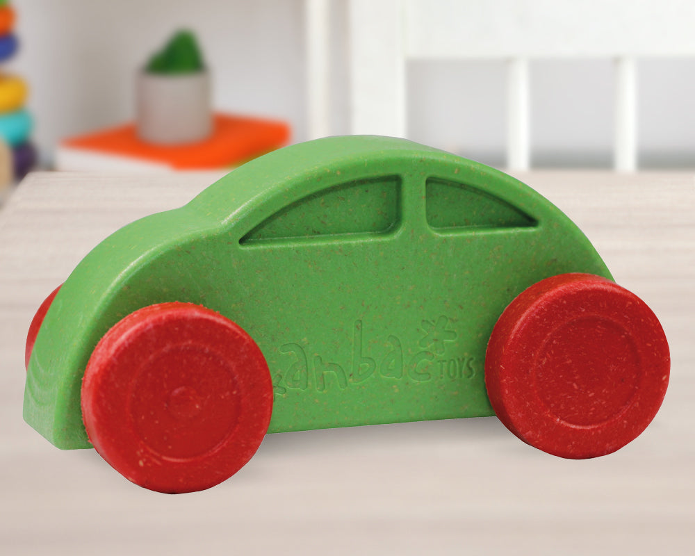 grünes Fahrzeug in perfekte Größe für kleine Hände